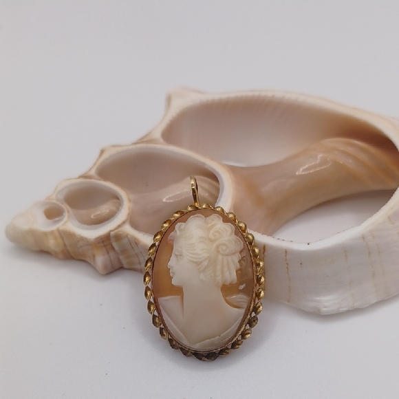 Jewelry - 12k GF Shell Cameo On Glass Brooch/Pendant